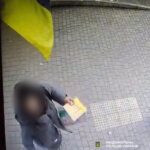 В Одесі жінка зірвала державний прапор України з магазину та викинула його в урну