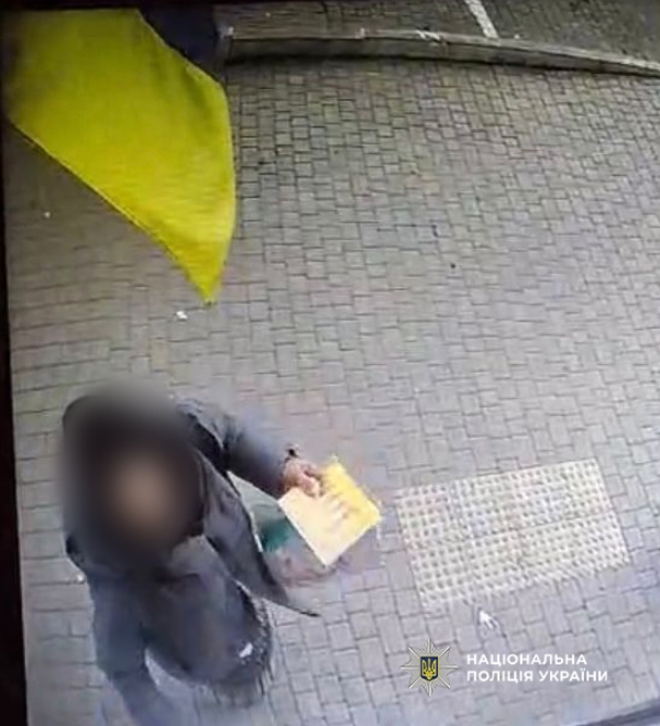 В Одесі жінка зірвала державний прапор України з магазину та викинула його в урну