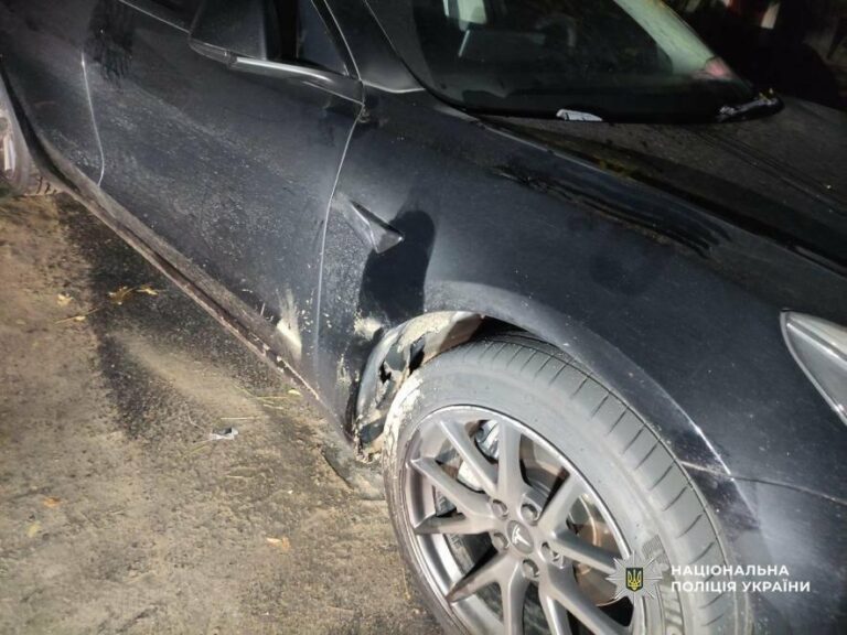 У Одесі молодий чоловік підпалив Tesla та зафіксував це на відео