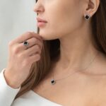 Почему серьги клевер такие популярные среди девушек