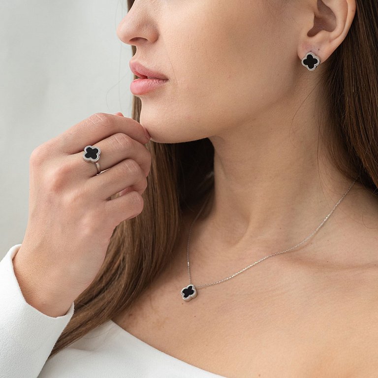 Почему серьги клевер такие популярные среди девушек