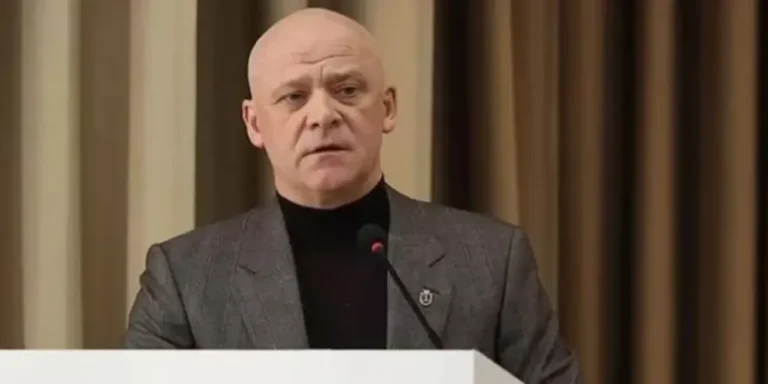 Труханов звертається до американських адвокатів з проханням перевірити його можливе громадянство РФ.