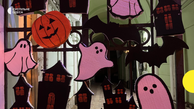 Одеський Гелловін: павутинки, гарбузи та незвичайні фотозони на цвинтарі
