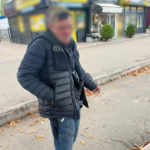 В Одесі чоловік з ножами залякував перехожих