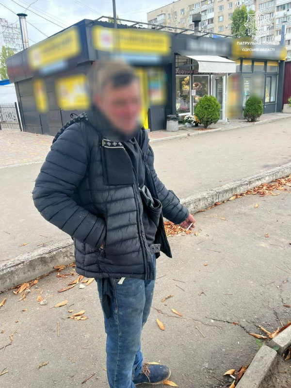 В Одесі чоловік з ножами залякував перехожих