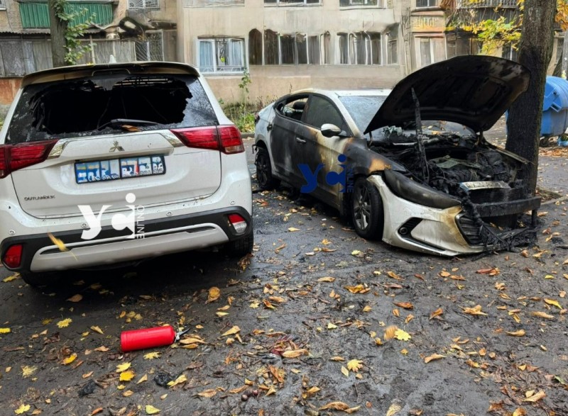 В Одесі у спальному районі знищено вогнем два автомобілі