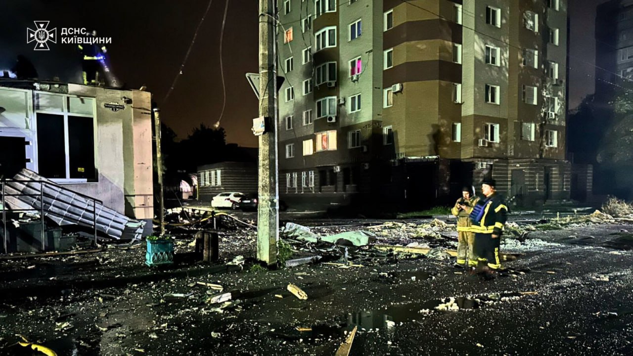 Протягом ночі Київ зазнав потужного нападу: відзначено жертви, проблеми з електрикою та водою.