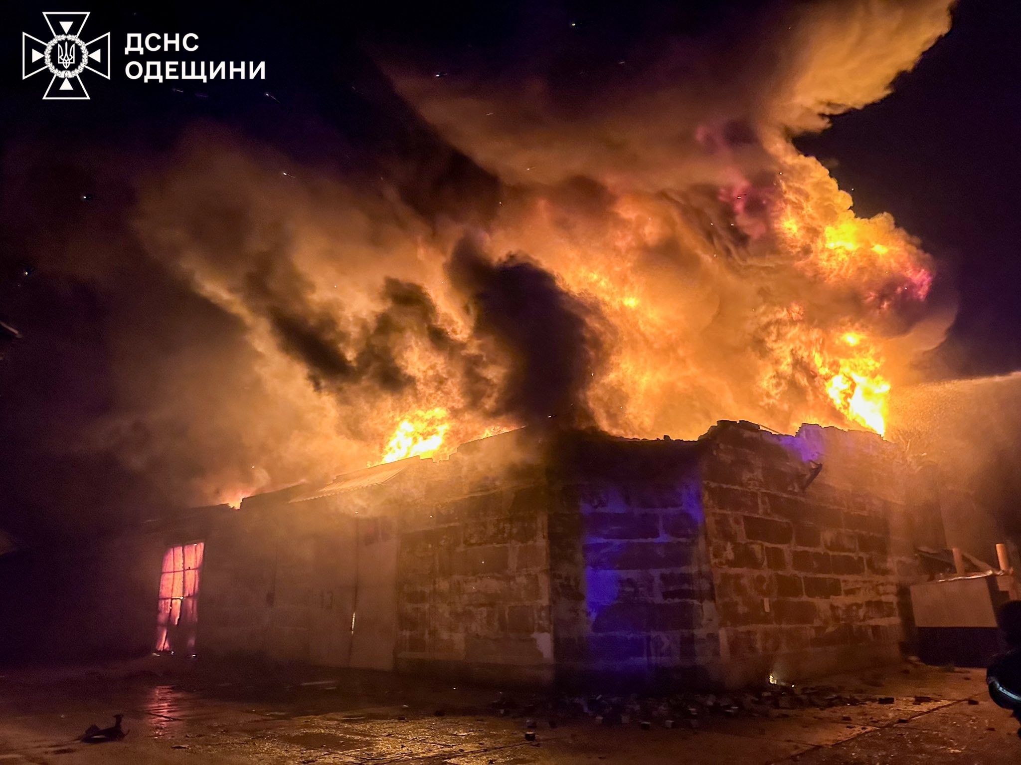 Нічний обстріл Одещини призвів до загоряння складів з одягом та взуттям.