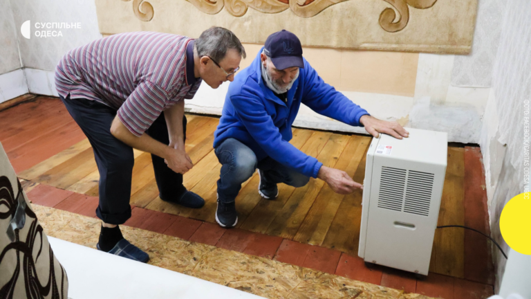 В Одесі родинам, чиї квартири залишаються вологими після зливи 30 вересня, роздають осушувачі