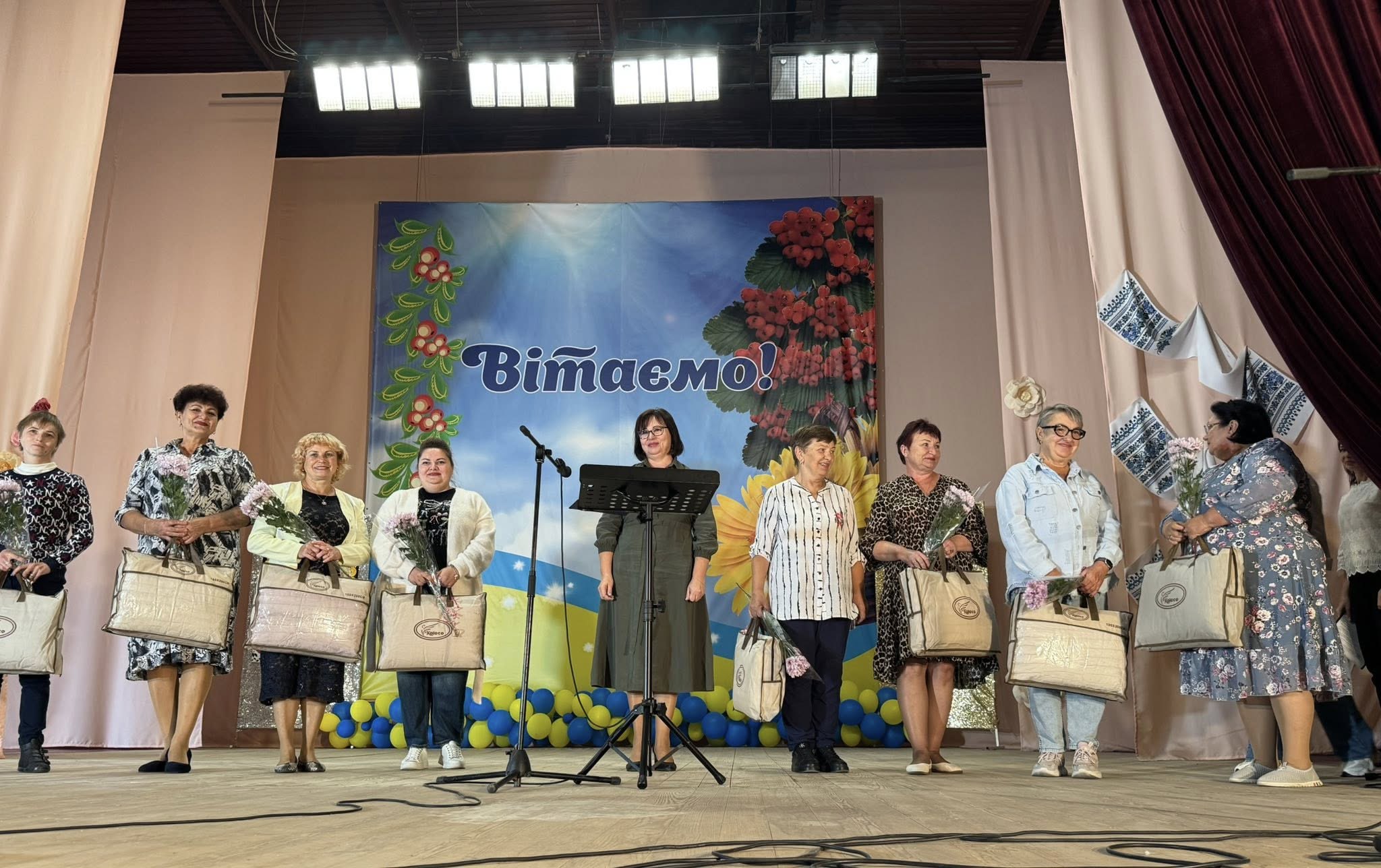 У Вилківській громаді вчителі були нагороджені грошовими преміями до святкування Дня працівника освіти.