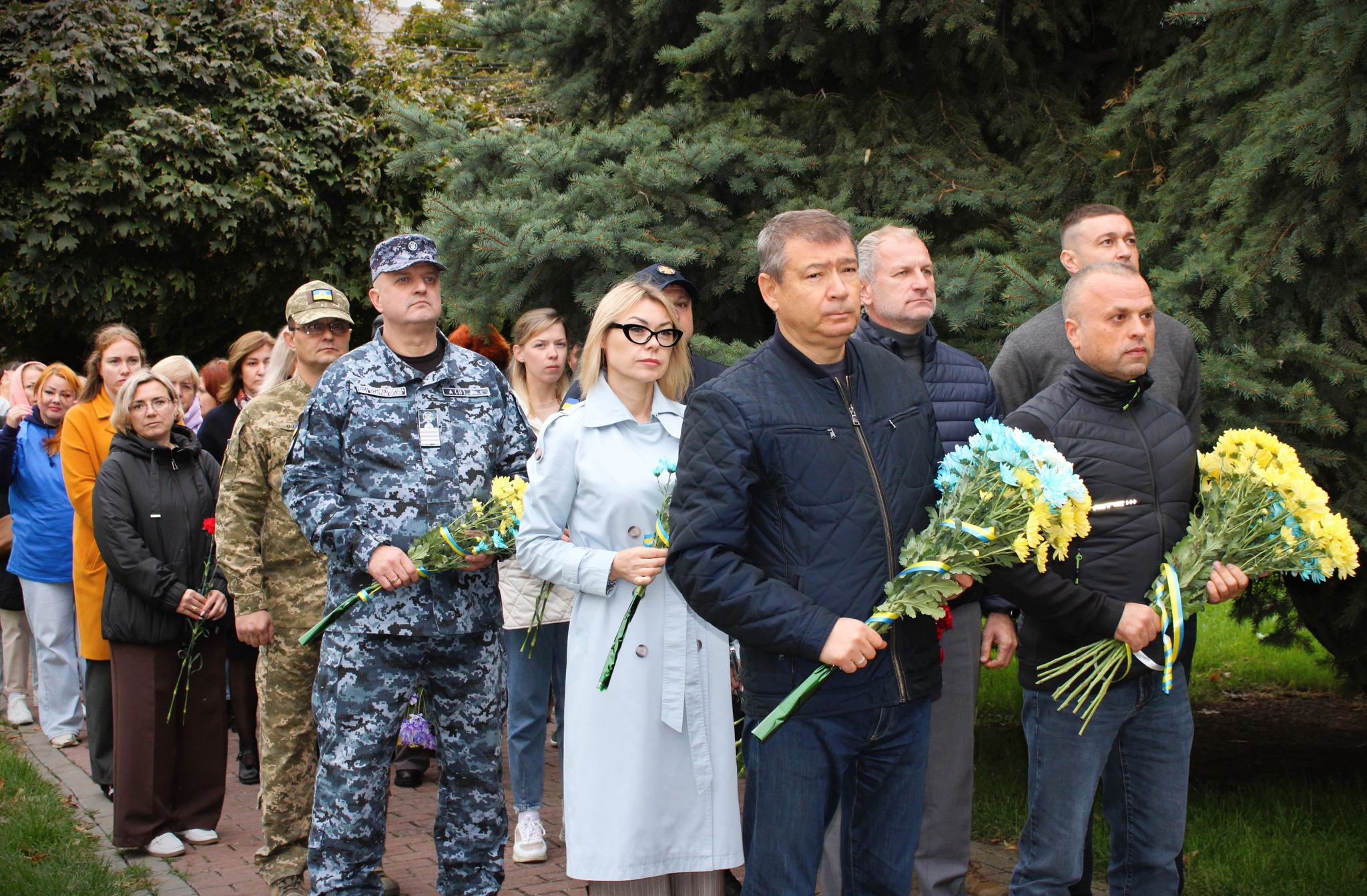 У День захисників України Білгород-Дністровський район вшановує Героїв хвилиною мовчання та квітами.