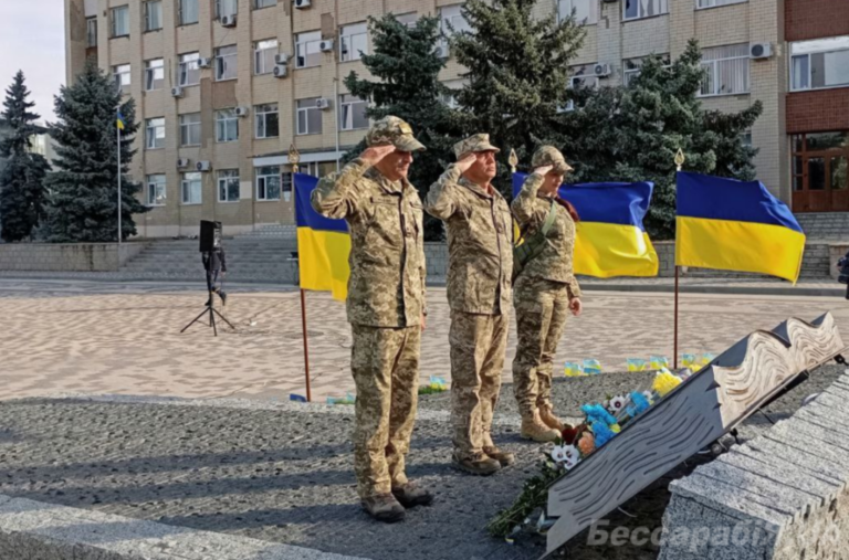 В Болградській громаді віддали шану героям України—захисникам і захисницям.