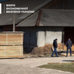 Одеський суд засудив бізнесмена за спробу нелегального експорту деревини до ЄС із фальшивими документами.