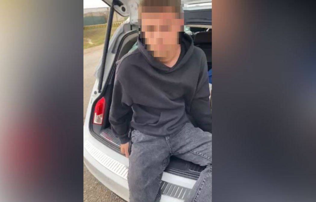 У багажнику автомобіля на Ізмаїльському блокпосту виявили втікача з військової служби.