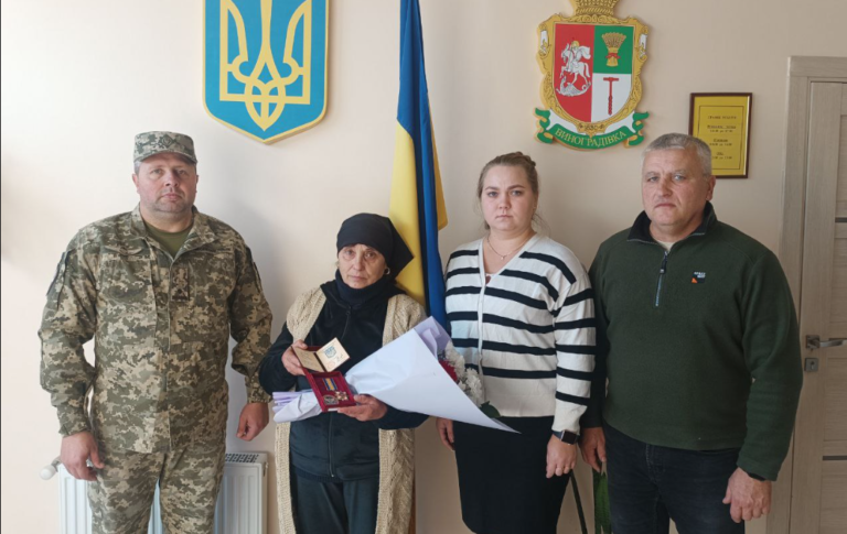В Арцизькій громаді родині загиблого героя Георгія Дімова урочисто вручили орден “За мужність” III ступеня та відзнаку військового честі.