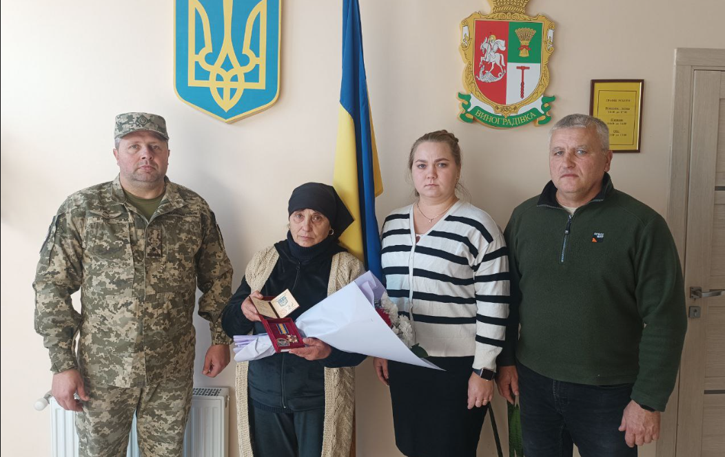 В Арцизькій громаді родині загиблого героя Георгія Дімова урочисто вручили орден “За мужність” III ступеня та відзнаку військового честі.