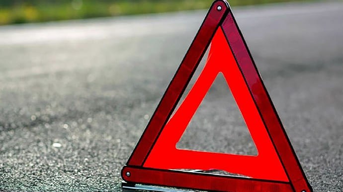 У Одеській області вантажівка наїхала на двох військових на блокпосту.