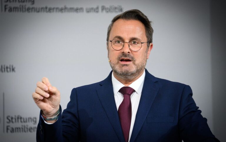 Великий герцог Анрі з Люксембургу залишає престол на користь наступника.