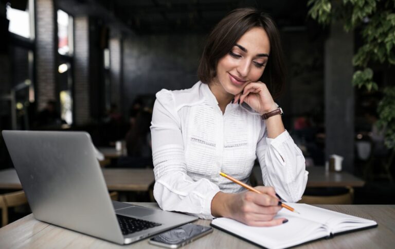 В Україні: як відрізняються CV і резюме при пошуку роботи