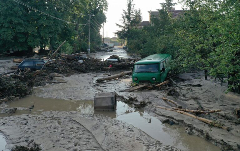 Болгарія потопає: курорт Еленіте під водою, одна людина загинула.