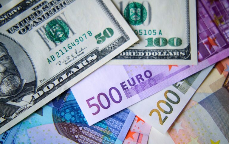 Долар продовжує бути провідною світовою валютою.