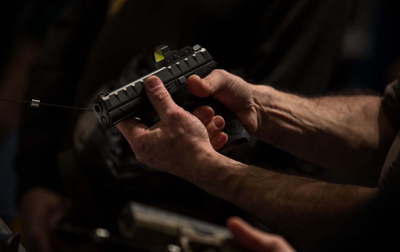 У Києві чоловік відкрив вогонь по перехожих, поранивши двох, затриманням зловмисника зайнялась поліція