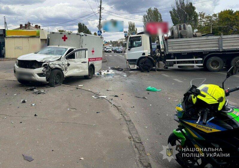 В Одесі вантажівка зіткнулася з «швидкою»: внаслідок аварії постраждали медики.