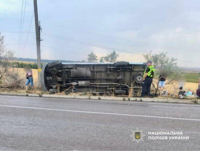 Кювет став пасткою: пасажир постраждав в аварії маршрутки на Одещині