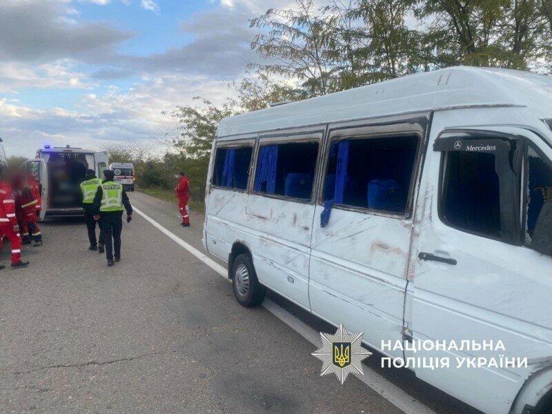 ДТП з маршруткою в Одеській області: водій та пасажири, у тому числі підліток, отримали поранення.