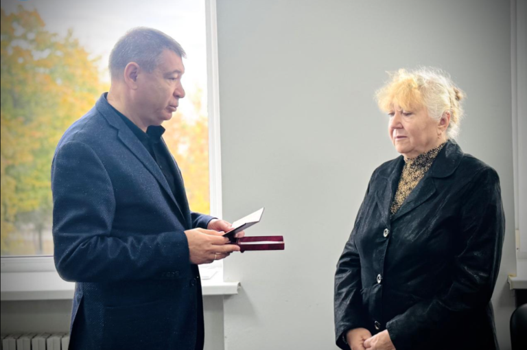 У Білгород-Дністровському районі вшанували пам’ять загиблого Героя Віктора Катаранчука, вручивши його матері державну нагороду.