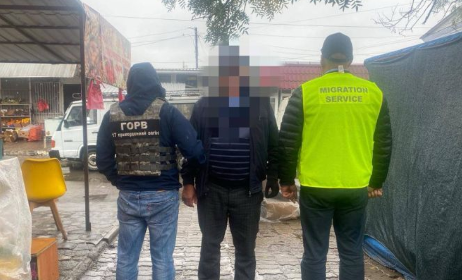В Ізмаїлі на Центральному ринку затримали громадянина Азербайджану за порушення законів з міграції.
