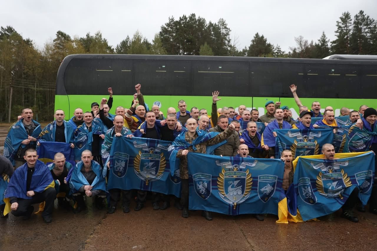 Знову відбувся обмін: Україні повернулися 205 військових та цивільних з полону.