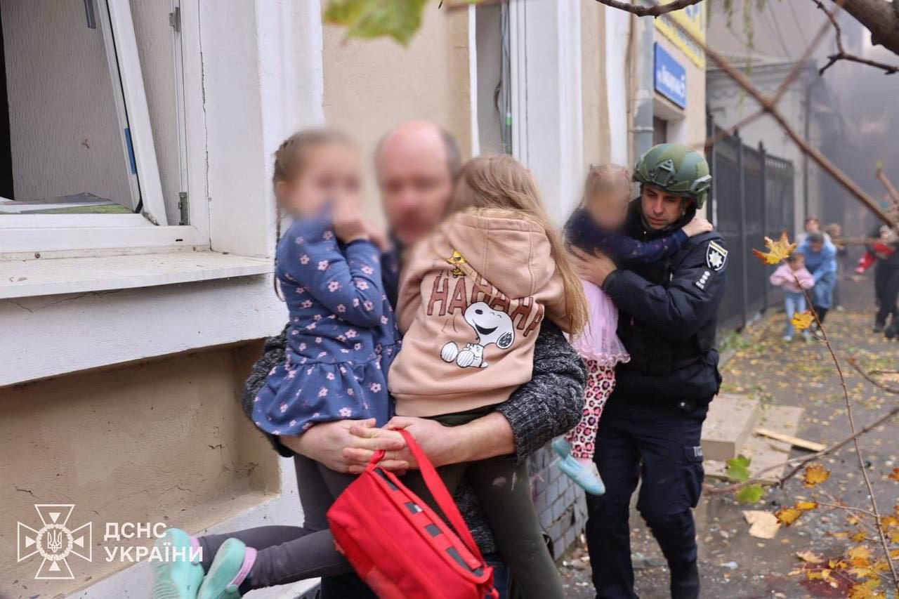 В Україні вночі сталося масоване вторгнення: десятки регіонів постраждали, є жертви серед дітей та знищене житло.