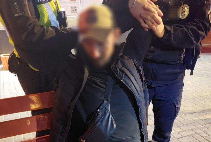 В Одесі поліцейські затримали чоловіка, що погрожував підірвати гранату серед людей на вулиці.
