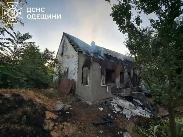 Смертельна трагедія в Одеському регіоні: двоє громадян загинули в пожежі у своєму домі – Деталі інциденту зображені на фото.