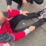 У Одесі патрульні надають допомогу чоловіку, що втратив свідомість на зупинці.