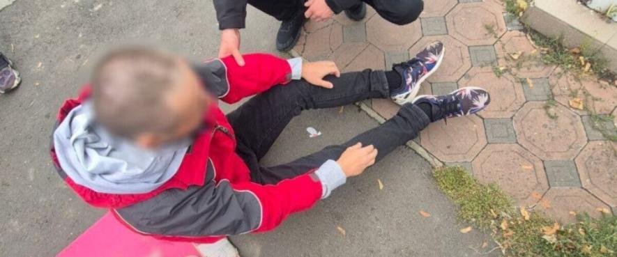 У Одесі патрульні надають допомогу чоловіку, що втратив свідомість на зупинці.