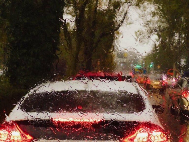 Одеситів закликають бути обережними через загрозу підтоплень та шквалів: негода наближається в найближчу годину-дві.