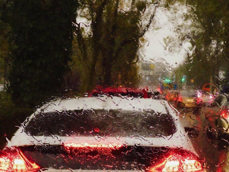 Одеситів закликають бути обережними через загрозу підтоплень та шквалів: негода наближається в найближчу годину-дві.