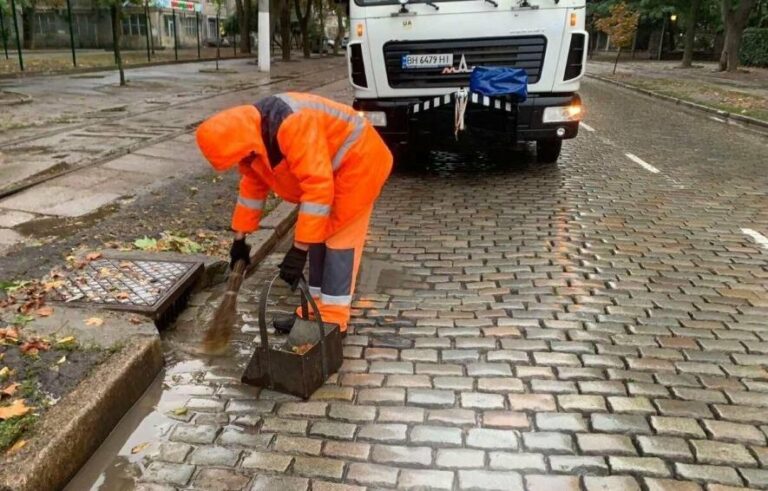 Ураганна злива знову затопила Одесу: дев’ять вулиць під водою, транспортна система на межі колапсу — ФОТО
