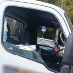 У Одесі вдень сталася стрілянина: нетверезий чоловік влаштував стрільбу та пошкодив скло вантажівки — ФОТО