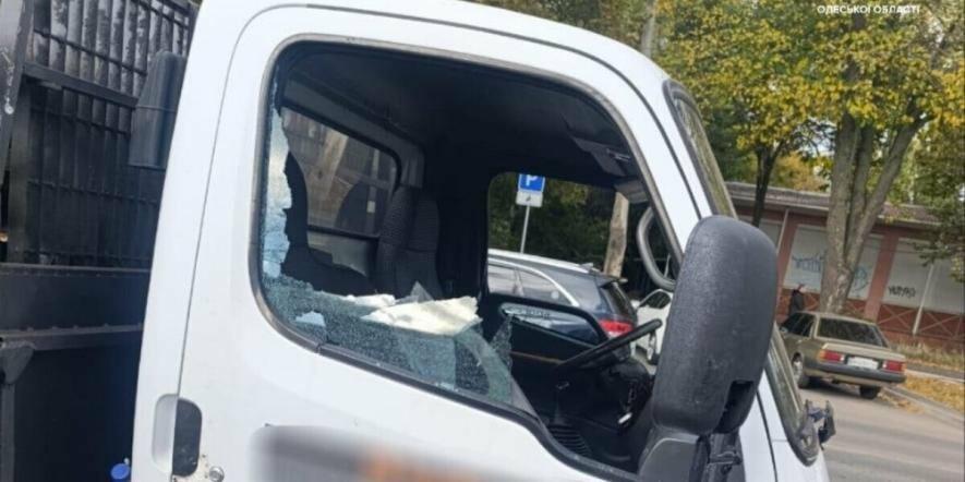 У Одесі вдень сталася стрілянина: нетверезий чоловік влаштував стрільбу та пошкодив скло вантажівки — ФОТО