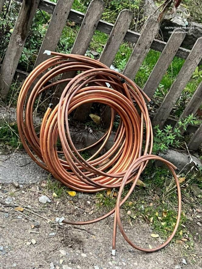 Злодій, що виносив мідні труби з сусідського двору, був затриманий патрульними в Одесі – ФОТО