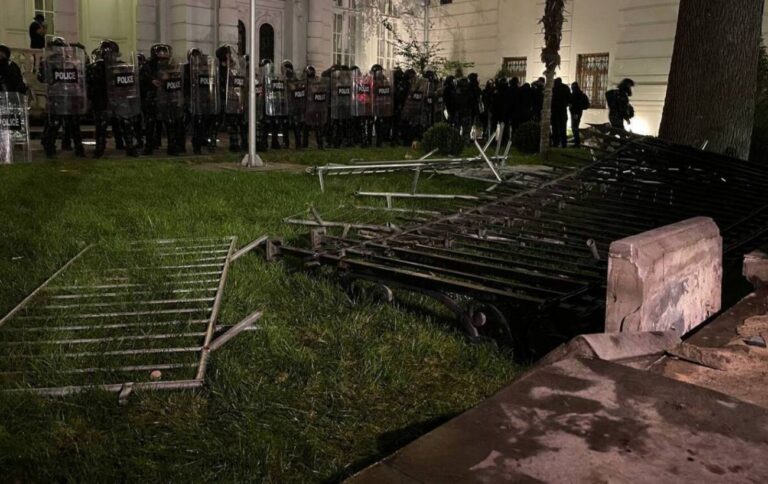 Грузинські митингувальники штурмують президентський палац замість участі у виборах.