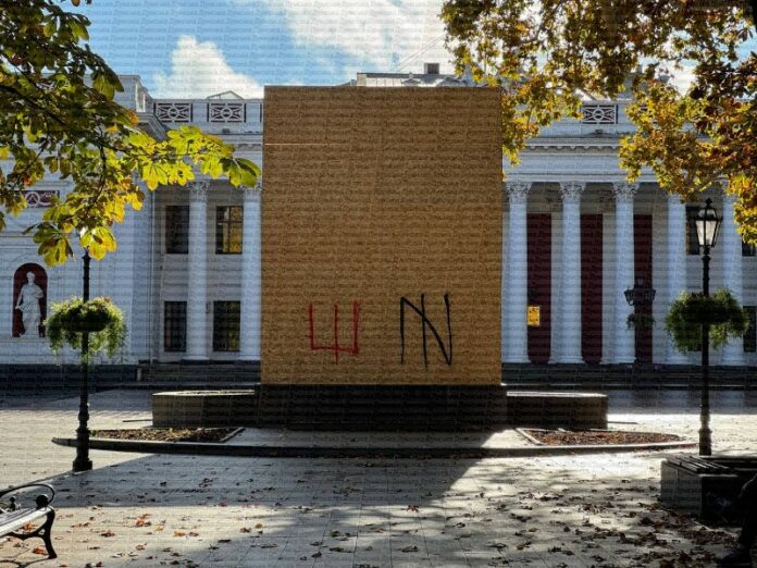 В Одесі пам’ятник Пушкіну офіційно закрили для збереження