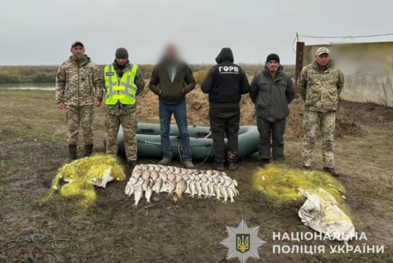 Ізмаїльчанин на озері Сасик зловив риби та раків на 120 тисяч гривень.