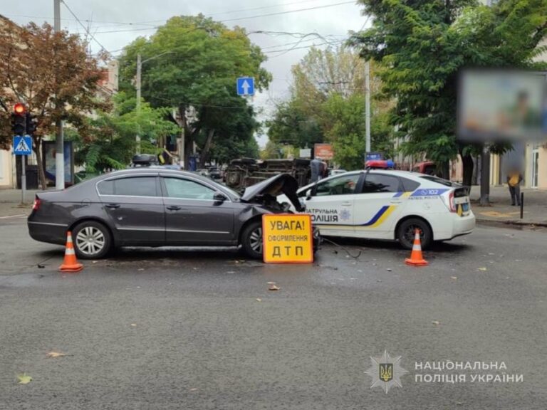 В Одесі сталася ДТП за участю маршрутки: вісьмох людей госпіталізовано – ФОТО