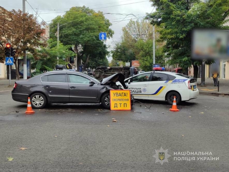 В Одесі сталася ДТП за участю маршрутки: вісьмох людей госпіталізовано – ФОТО