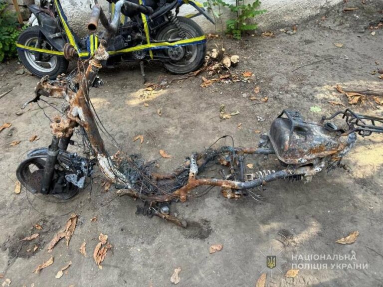 19-річний молодик з Одеси займався крадіжками мопедів та їх підпалом: вже дві машини знищено вогнем.