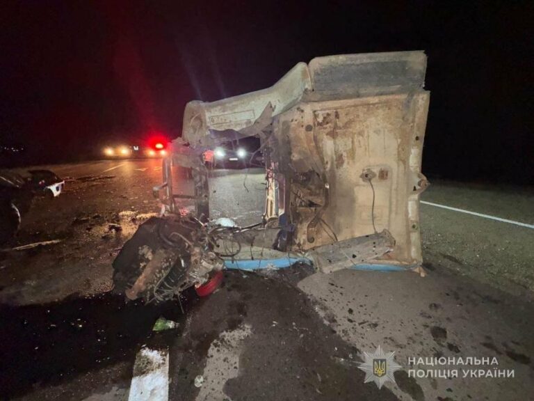 На автотрасі Київ–Одеса трапилася жахлива ДТП з численними потерпілими: самоскид ледь не розлетівся на частини, – ФОТО